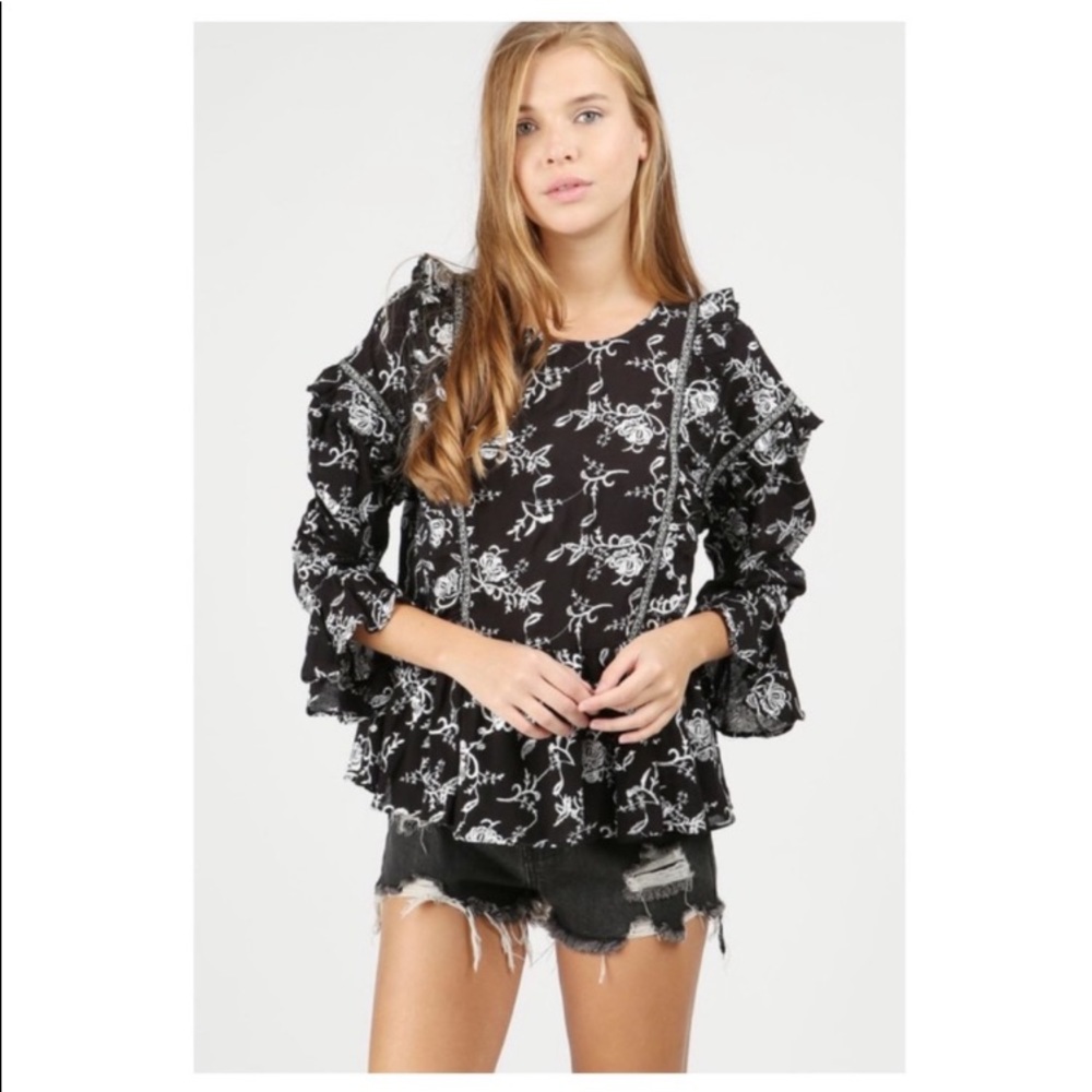 ✌🏼 #1245 POL Embroidered Frilled Floral Long Sleeve Top